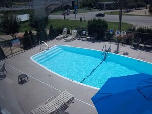 Una piscina al aire libre de temporada