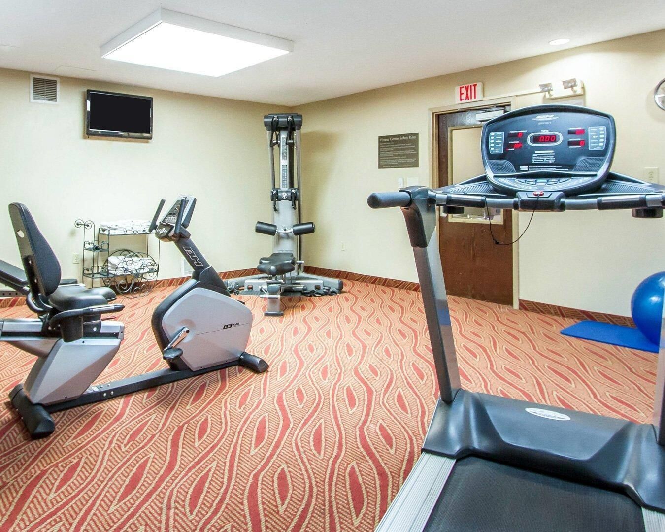 Ein Fitnesscenter mit Cardiogeräten, Laufbändern und einem Ergometer.