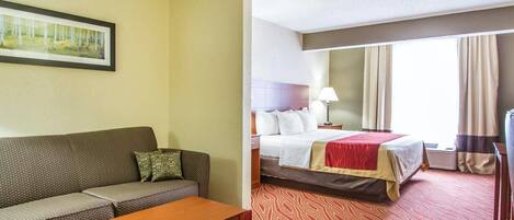 Una habitación de hotel con cama, sofá, una mesita y un cuadro en la pared.