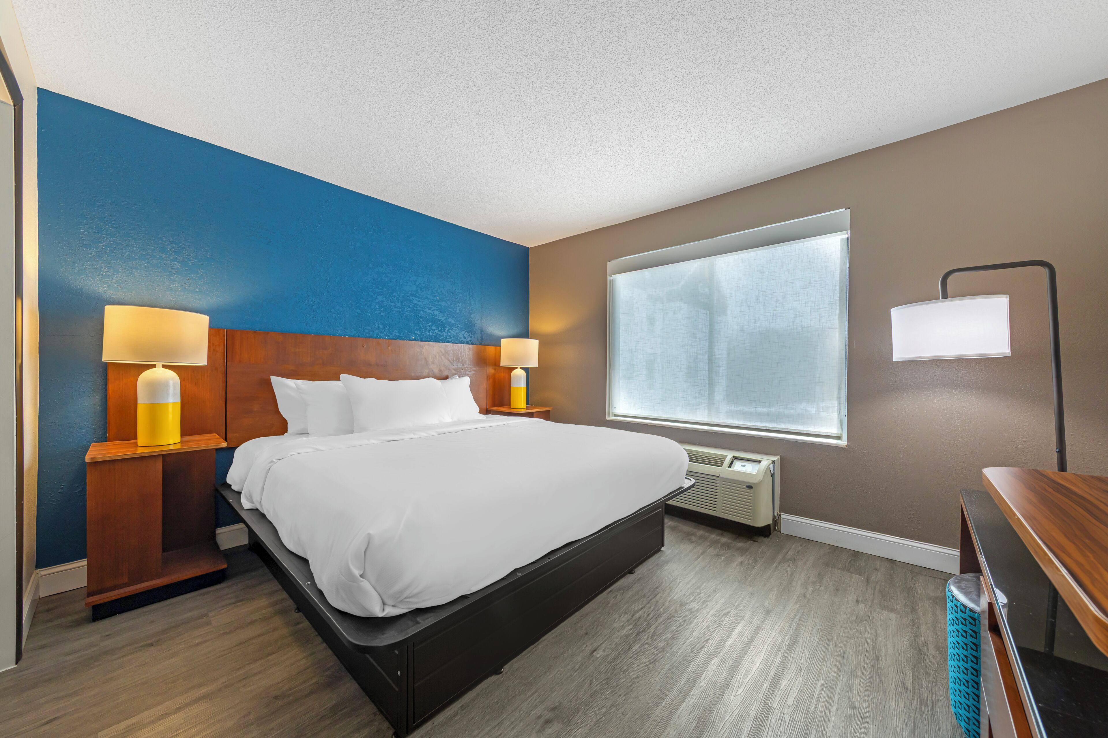 Ropa de cama de alta calidad y caja de seguridad en la habitación 