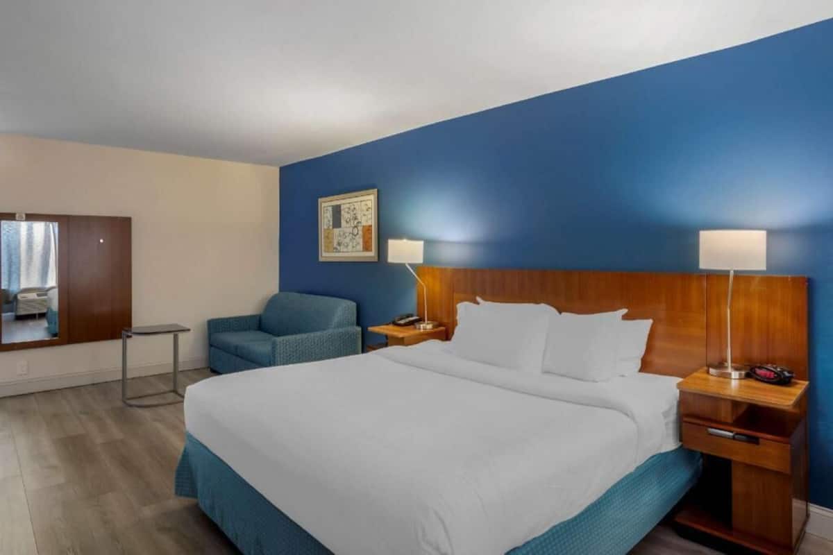 Ropa de cama de alta calidad y caja de seguridad en la habitación
