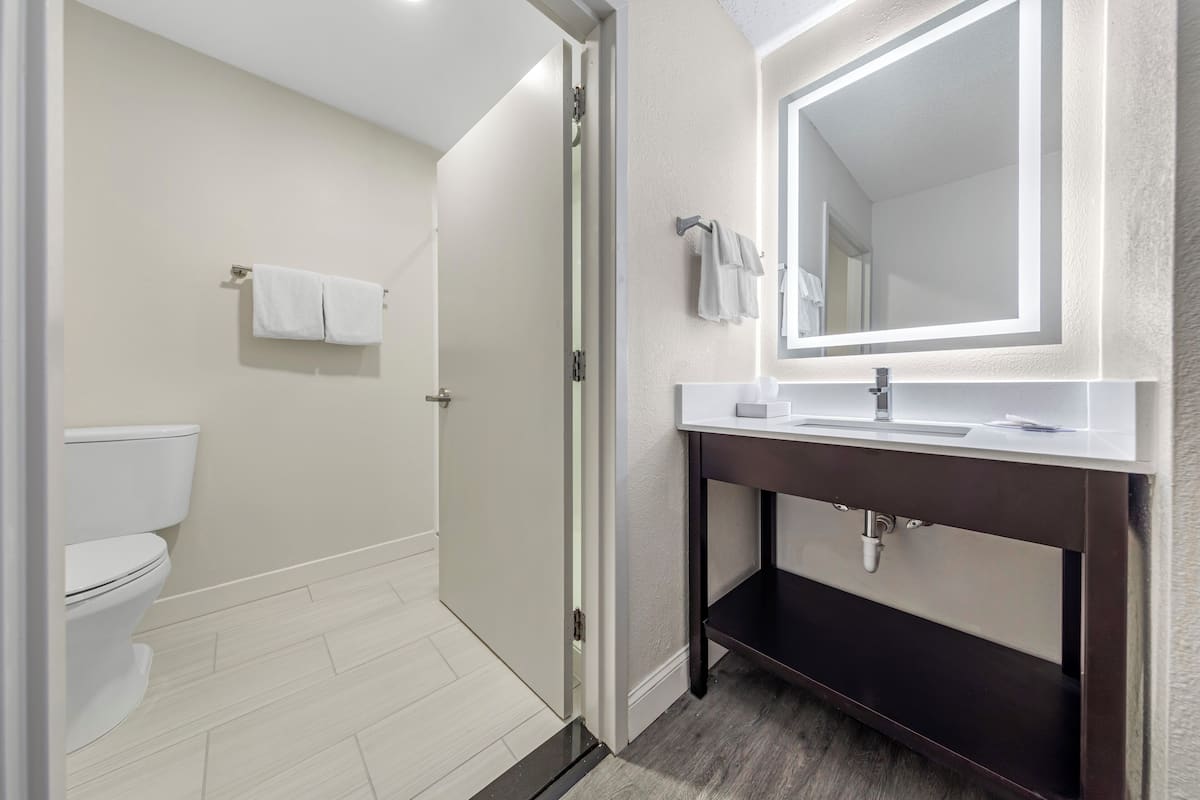 Amenidades de baño gratuitas, secadora de cabello, toallas, jabón