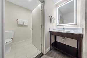 Articles de toilette gratuits, sèche-cheveux, serviettes fournies, savon