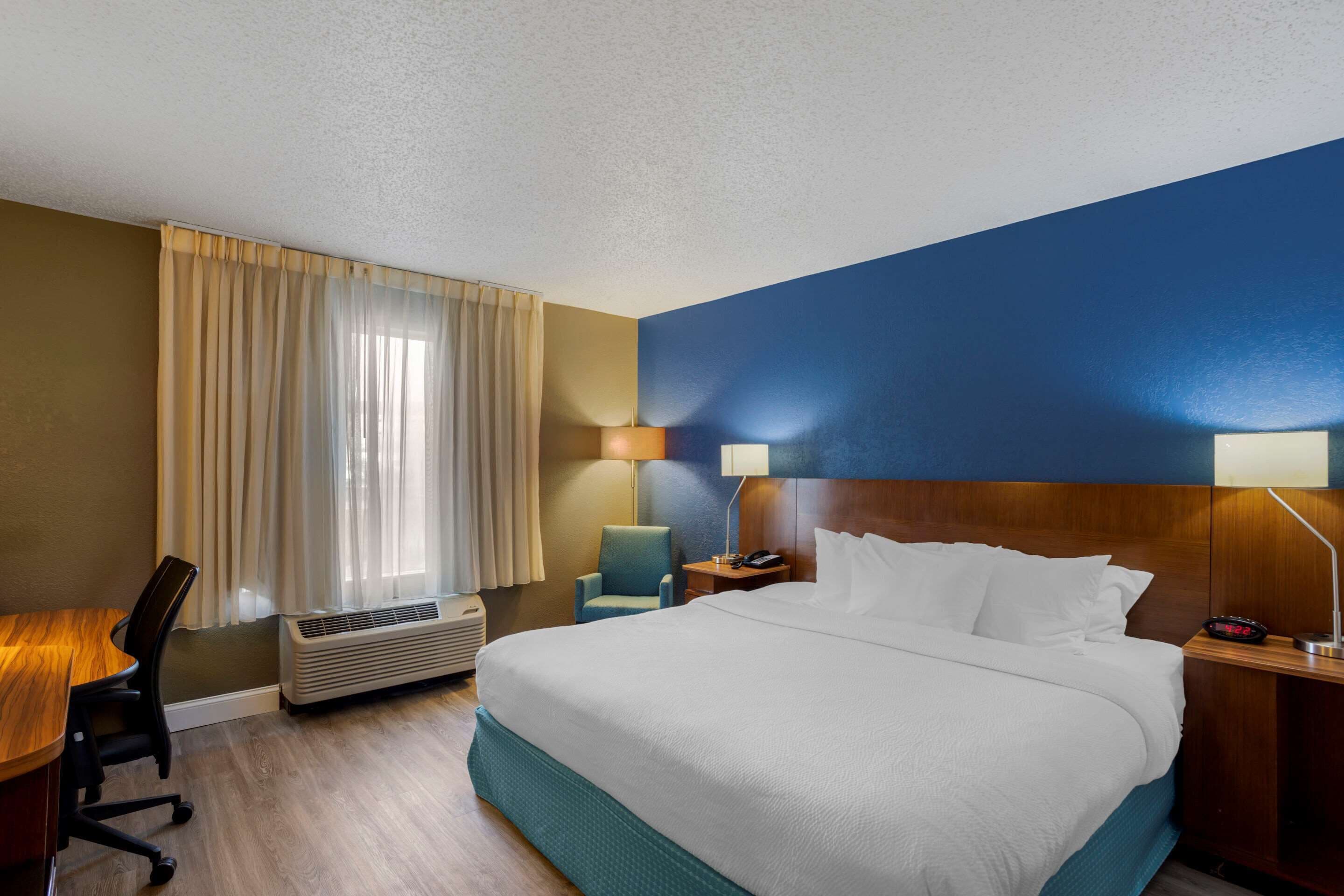 Standard Room, 1 King Bed, Non Smoking | Premium bedding, in-room safe, desk, laptop workspace