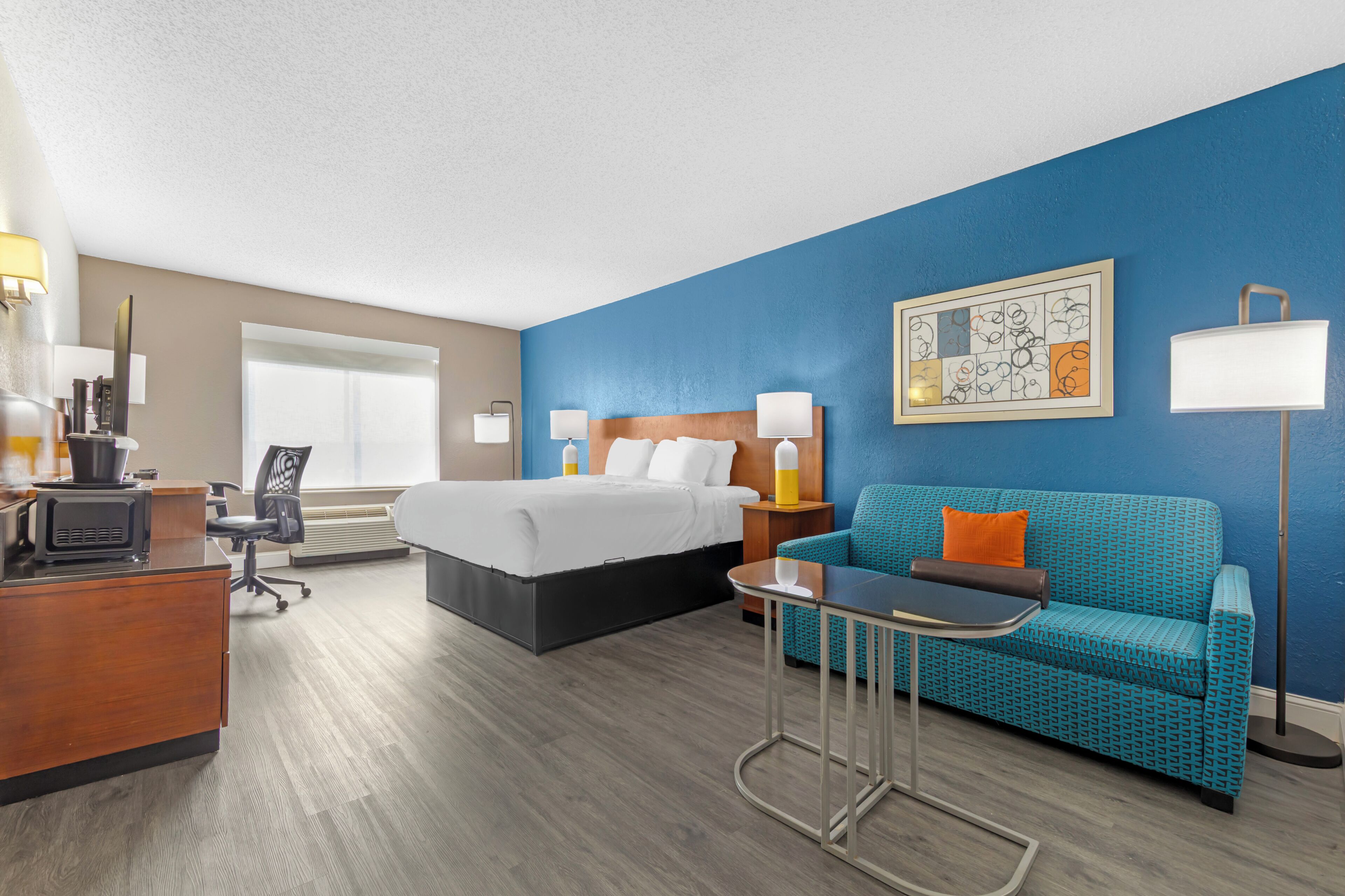 Ropa de cama de alta calidad y caja de seguridad en la habitación 