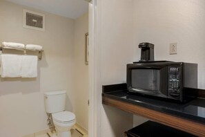 Premium bedding, in-room safe, desk, laptop workspace - Comfort Inn & Suites Mt. Laurel-Philadelphia (Mount Laurel)