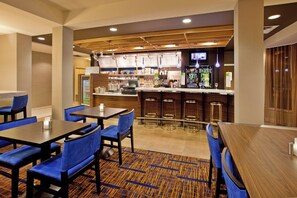 Breakfast and dinner served, American cuisine - Courtyard Houston Sugar Land/Stafford (Stafford)