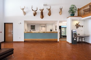 Lobby sitting area - All Seasons Resort (Kalkaska)