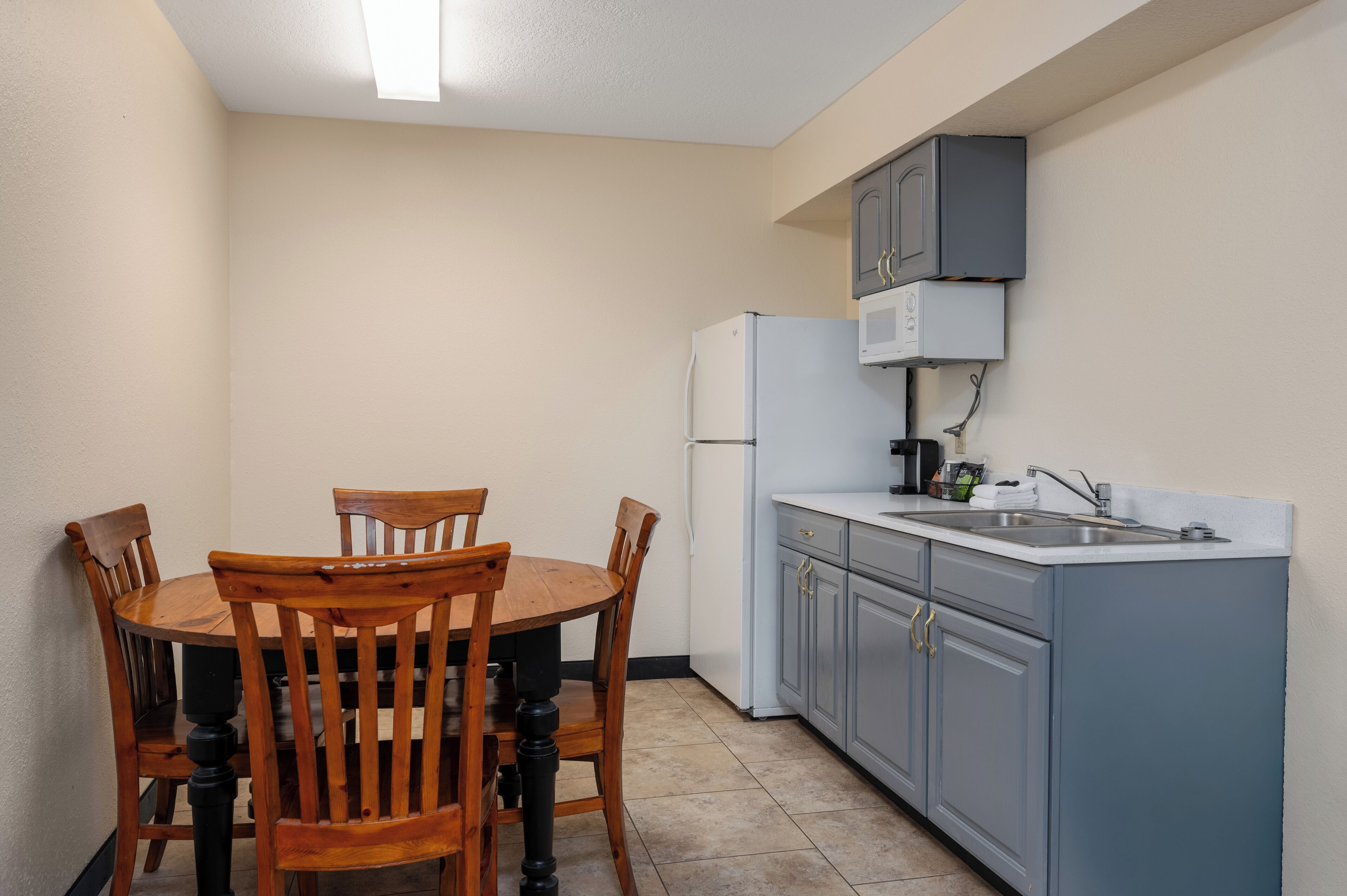 Habitación estándar, 2 camas Queen size, cocineta (Extended Stay Suite) | Cocineta privada | Refrigerador, microondas, cafetera y tetera y comedor 