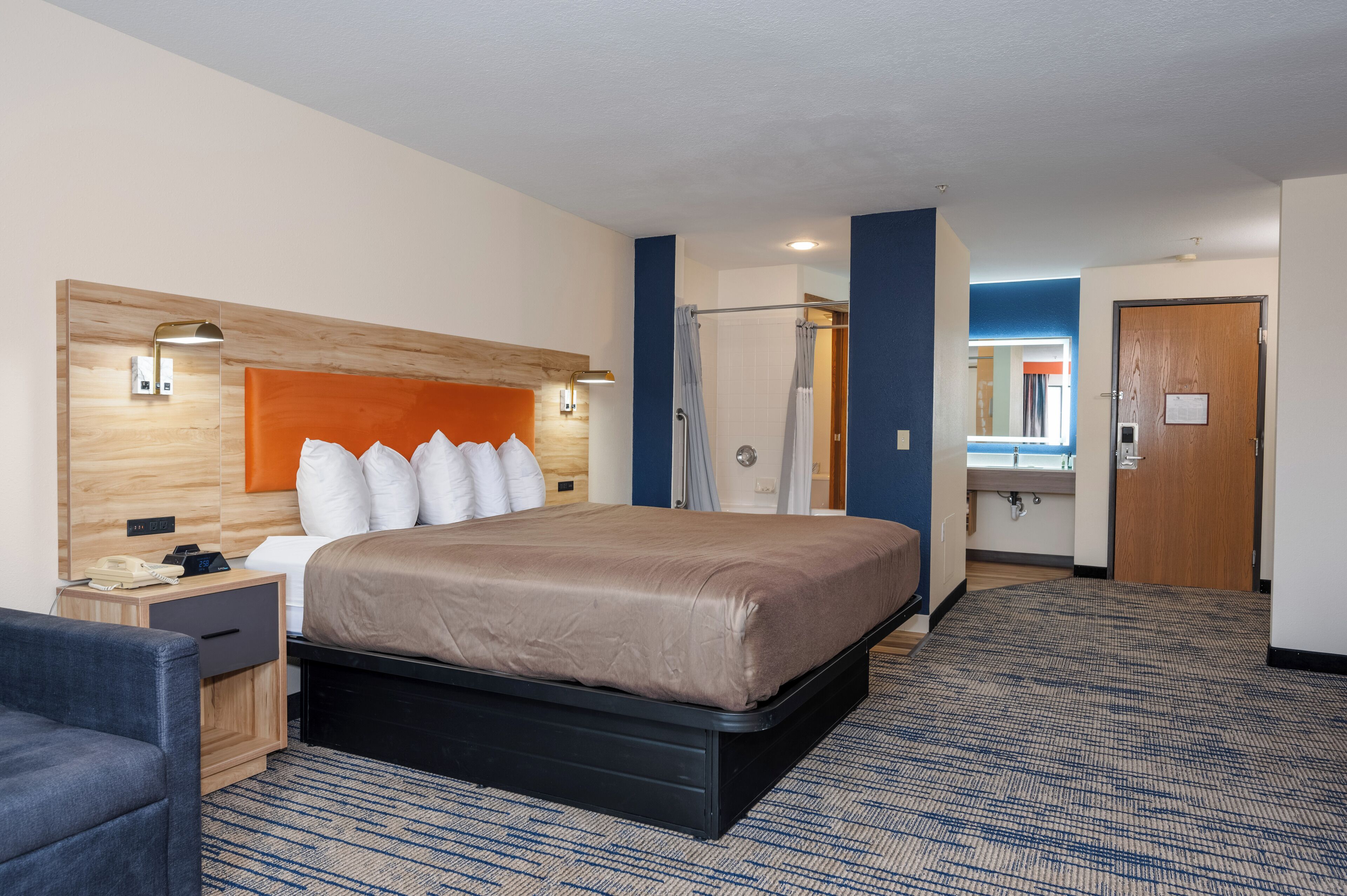 Suite, 1 cama King size, hidromasaje | Ropa de cama de alta calidad y escritorio 