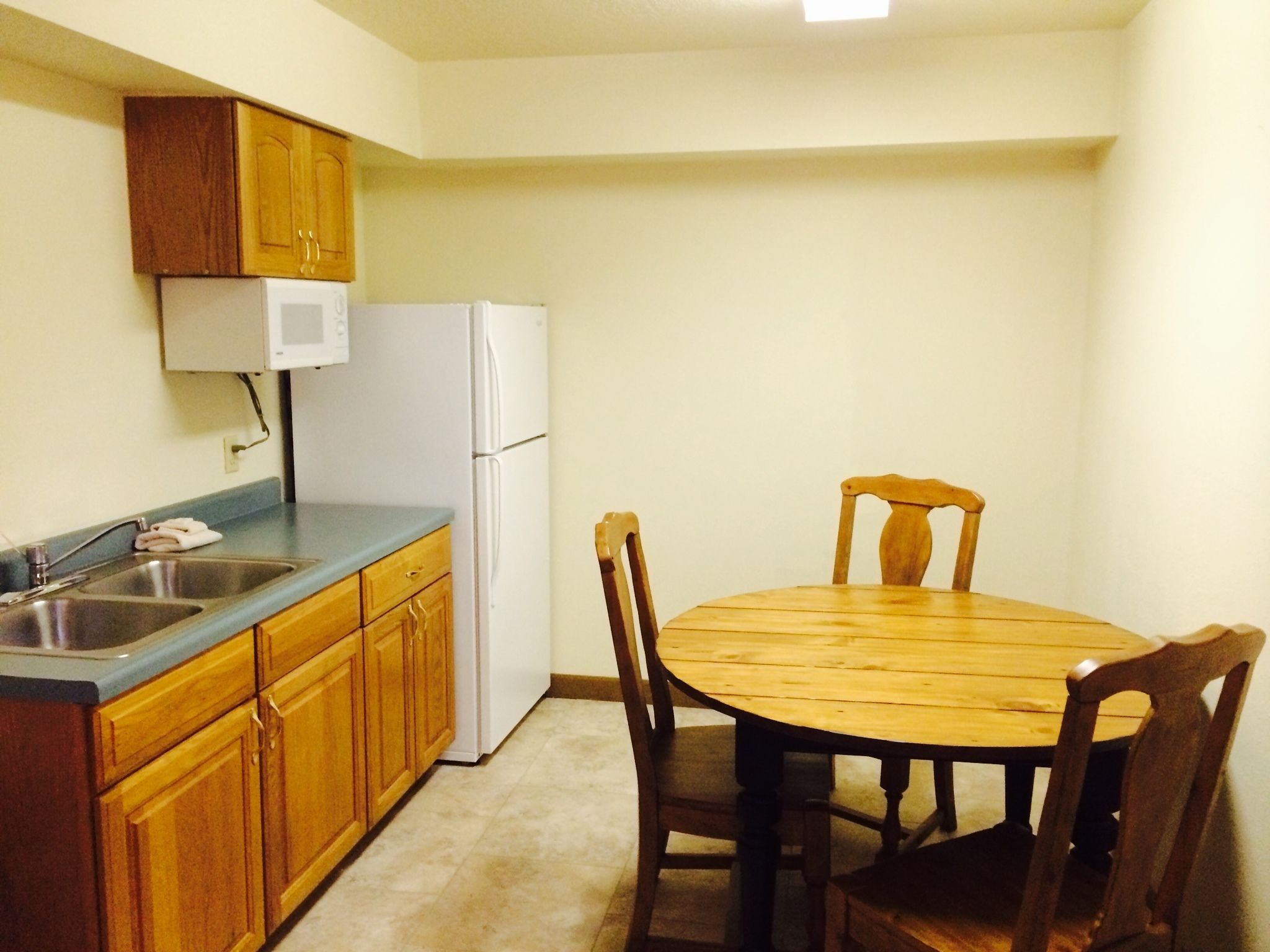 Camera Standard, 2 letti queen, angolo cottura (Extended Stay Suite) | Angolo cottura privato | Frigorifero, microonde, macchina per tè/caffè, tavolo da pranzo