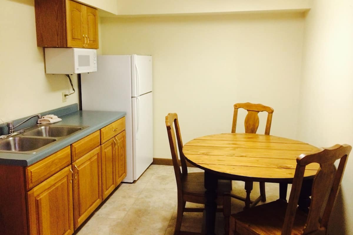 Camera Standard, 2 letti queen, angolo cottura (Extended Stay Suite) | Angolo cottura privato | Frigorifero, microonde, macchina per tè/caffè, tavolo da pranzo