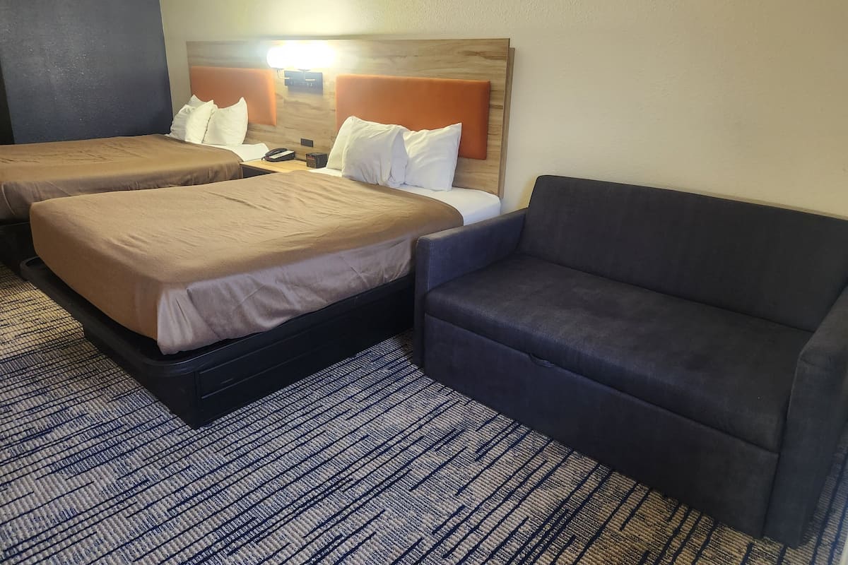 Habitación estándar, varias camas | Ropa de cama de alta calidad y escritorio