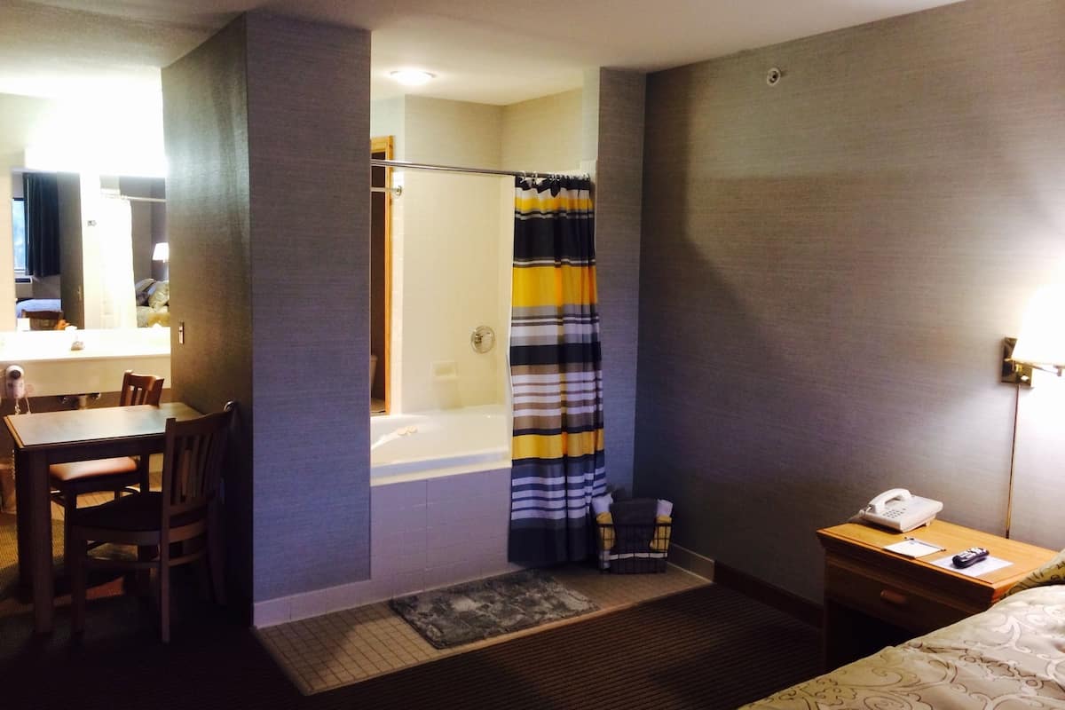 Suite, 1 King Bed, Jetted Tub | Premium bedding, desk, laptop workspace, blackout curtains