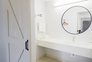 Bañera con ducha, artículos de tocador gratuitos, toallas, jabón