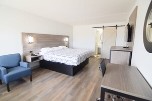 Escritorio, tabla de planchar con plancha, wifi gratis y ropa de cama