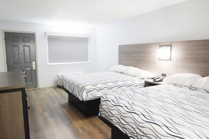 Habitación doble, 2 camas de matrimonio, no fumadores | Baño | Ducha y bañera combinadas y artículos de higiene personal gratuitos