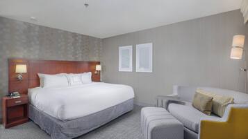 Työpöytä, pimennysverhot, silitysrauta/-lauta, ilmaiset vauvansängyt