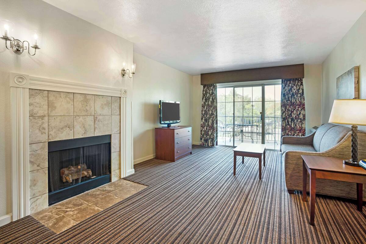 Suite, 1 King Bed, Non Smoking, Fireplace | Desk, iron/ironing board, high-speed internet, bed sheets