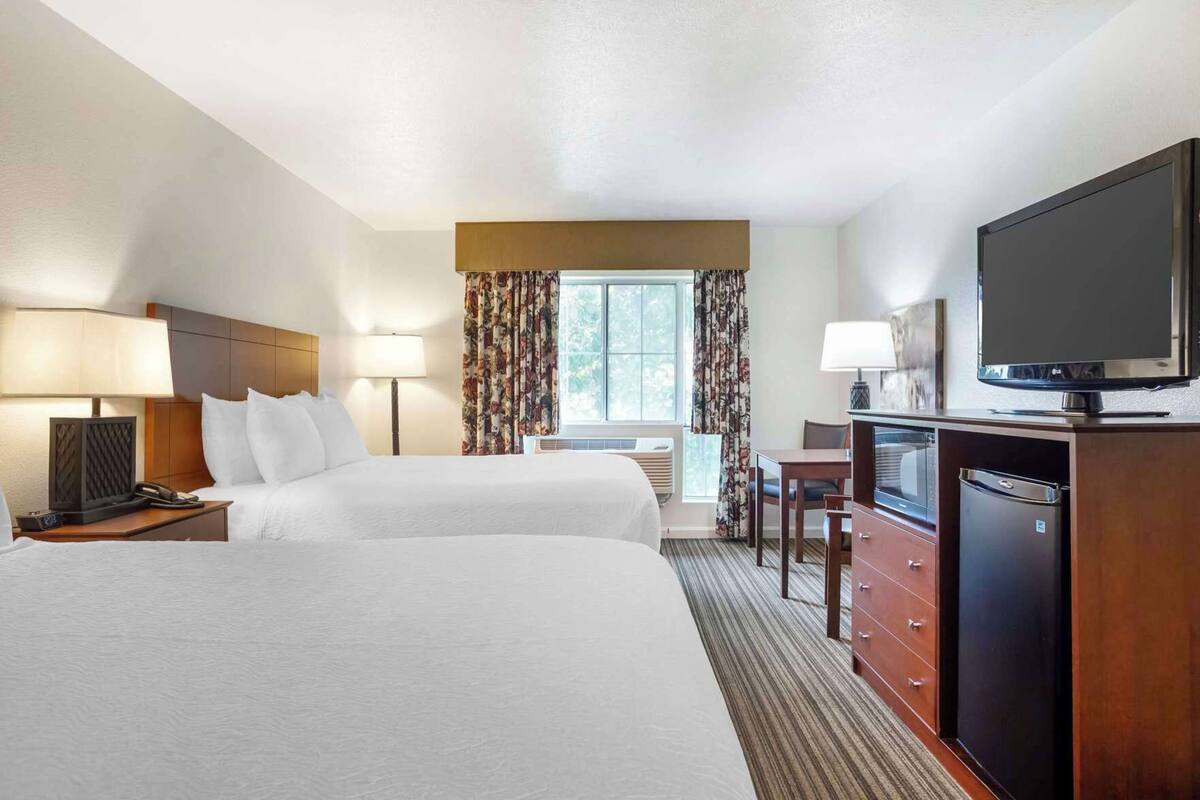 Desk, iron/ironing board, high-speed internet, bed sheets