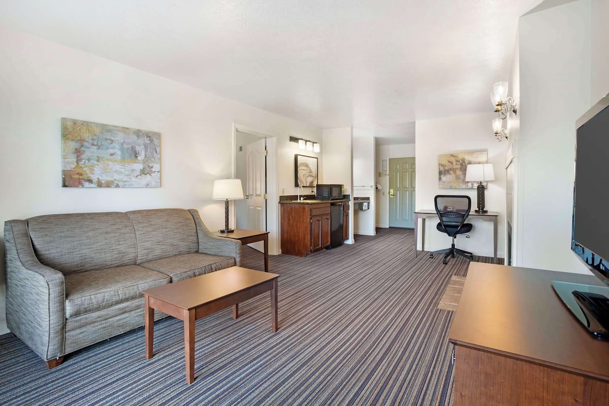 suite, 1 king bed, non smoking, fireplace | desk, iron/ironing board, internet, bed sheets