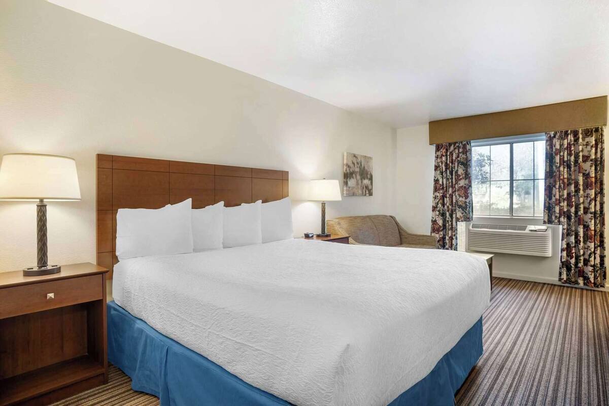 Desk, iron/ironing board, high-speed internet, bed sheets