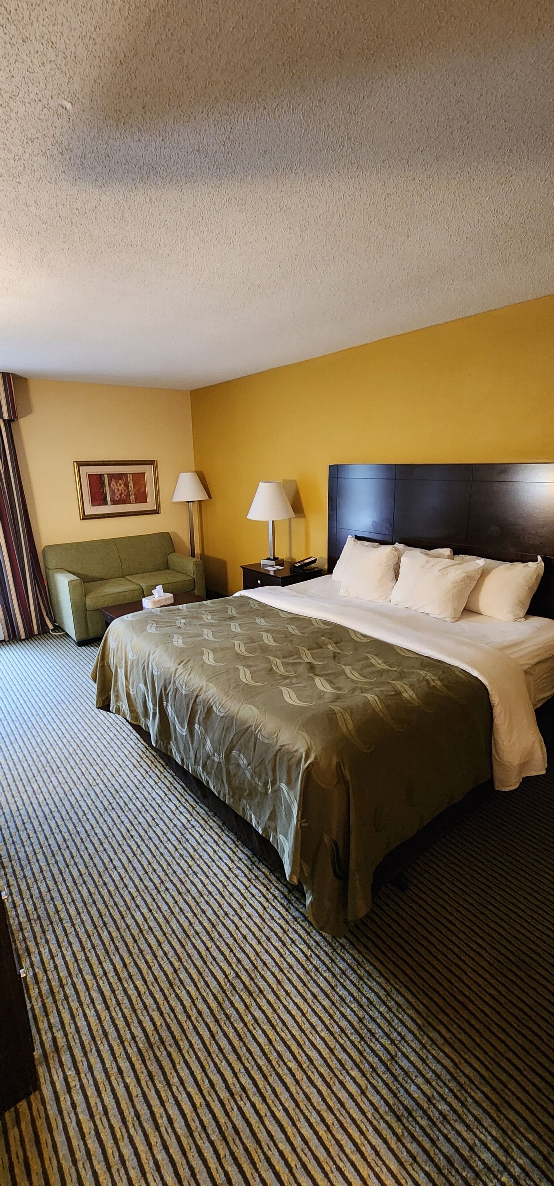 Escritorio y espacio para trabajar con laptop 