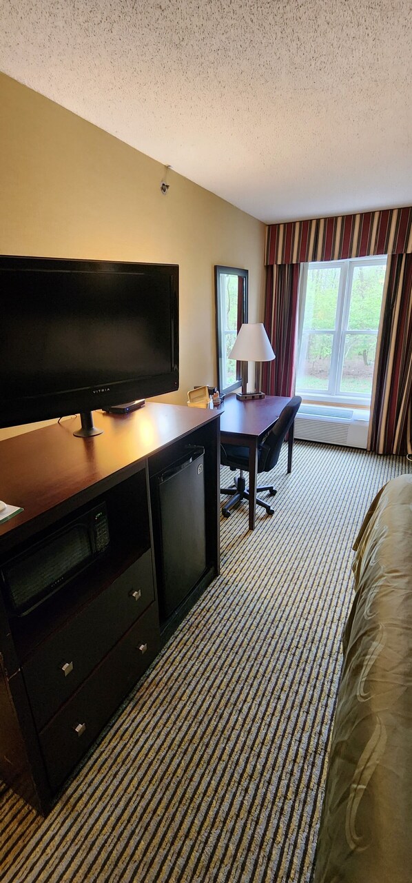 Desk, laptop workspace, iron/ironing board, free WiFi
