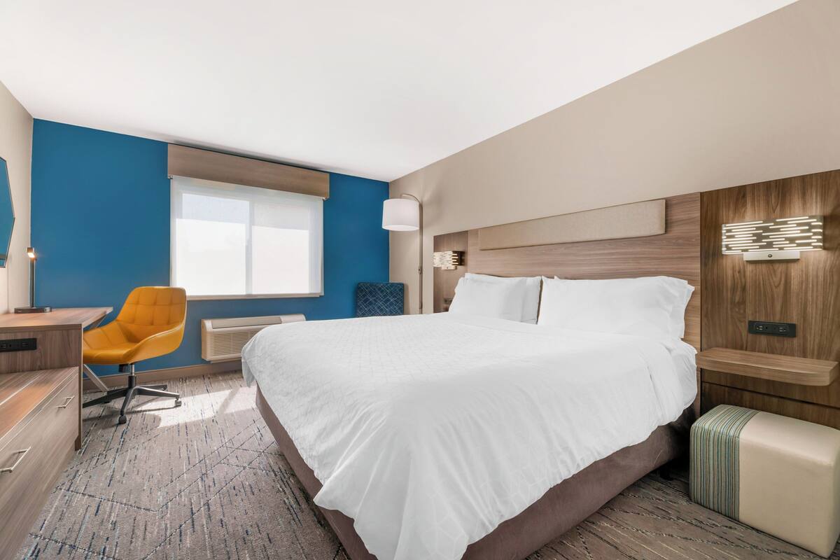 Executive Room, 1 King Bed, Accessible Bathtub (Adjustable Shower Head) | Blackout drapes, iron/ironing board, WiFi (free), bed sheets