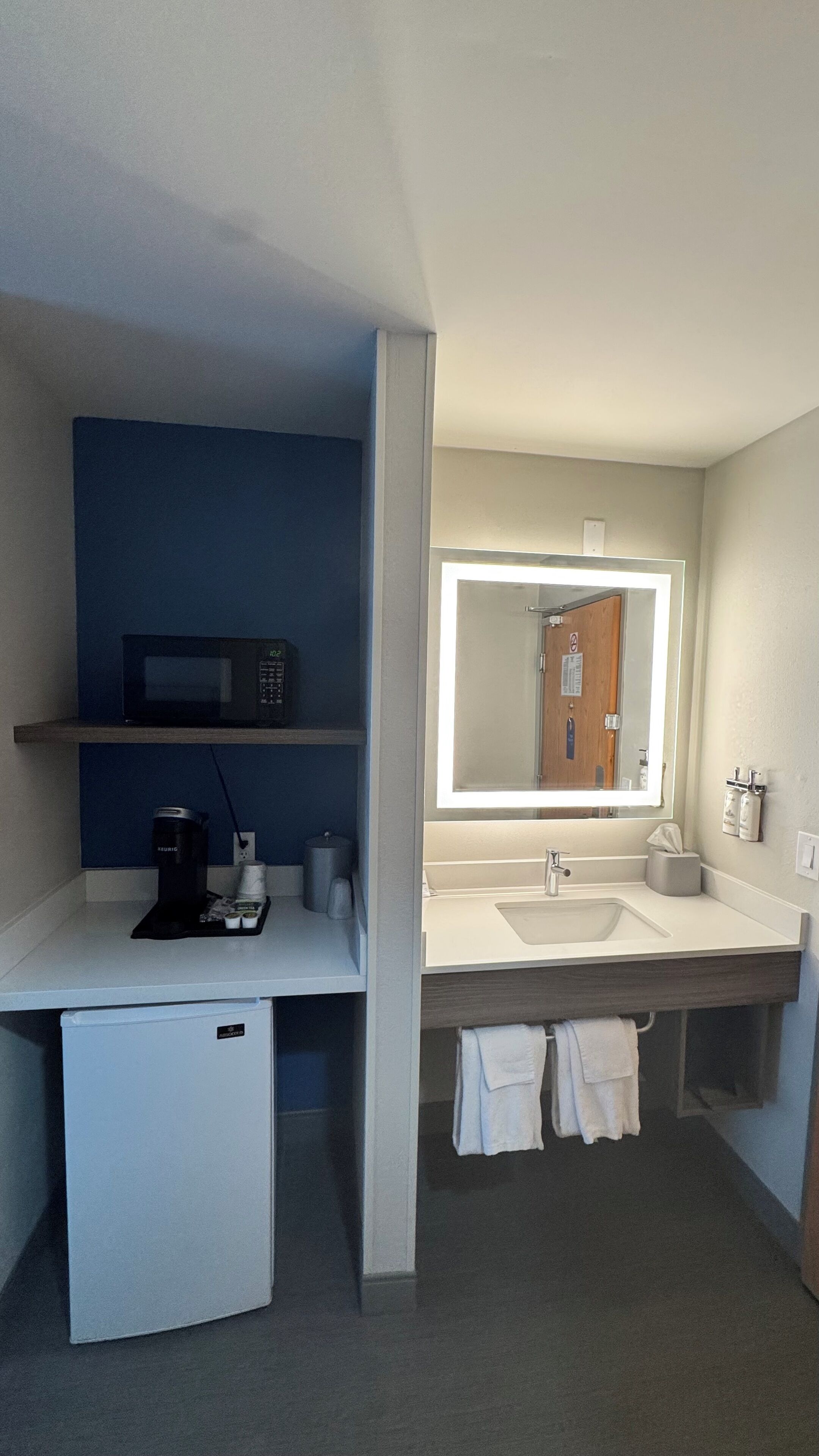 Combined shower/tub, free toiletries, hair dryer, towels