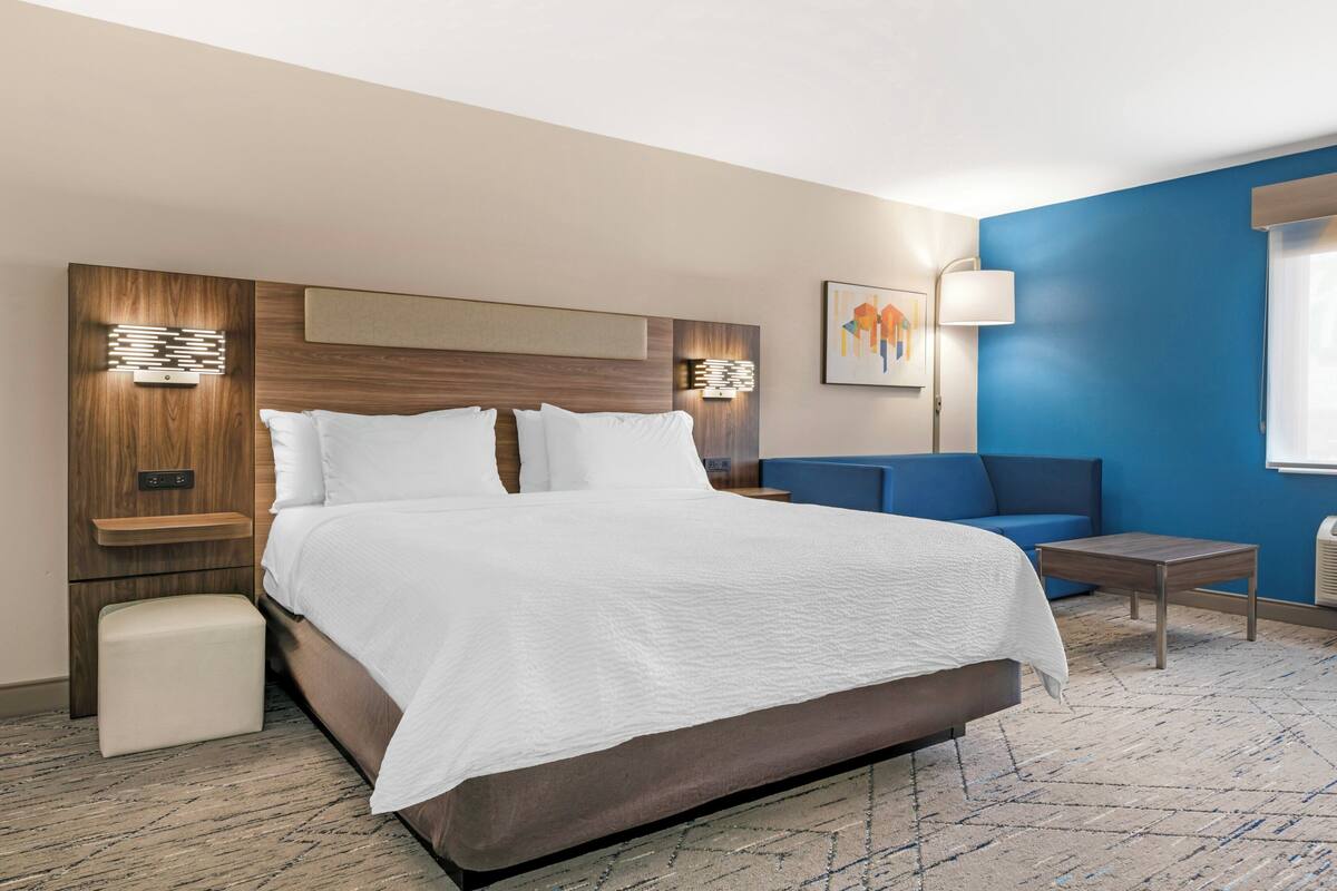 Standard Room, 1 King Bed with Sofa bed (Extra Floor Space) | Blackout drapes, iron/ironing board, WiFi (free), bed sheets