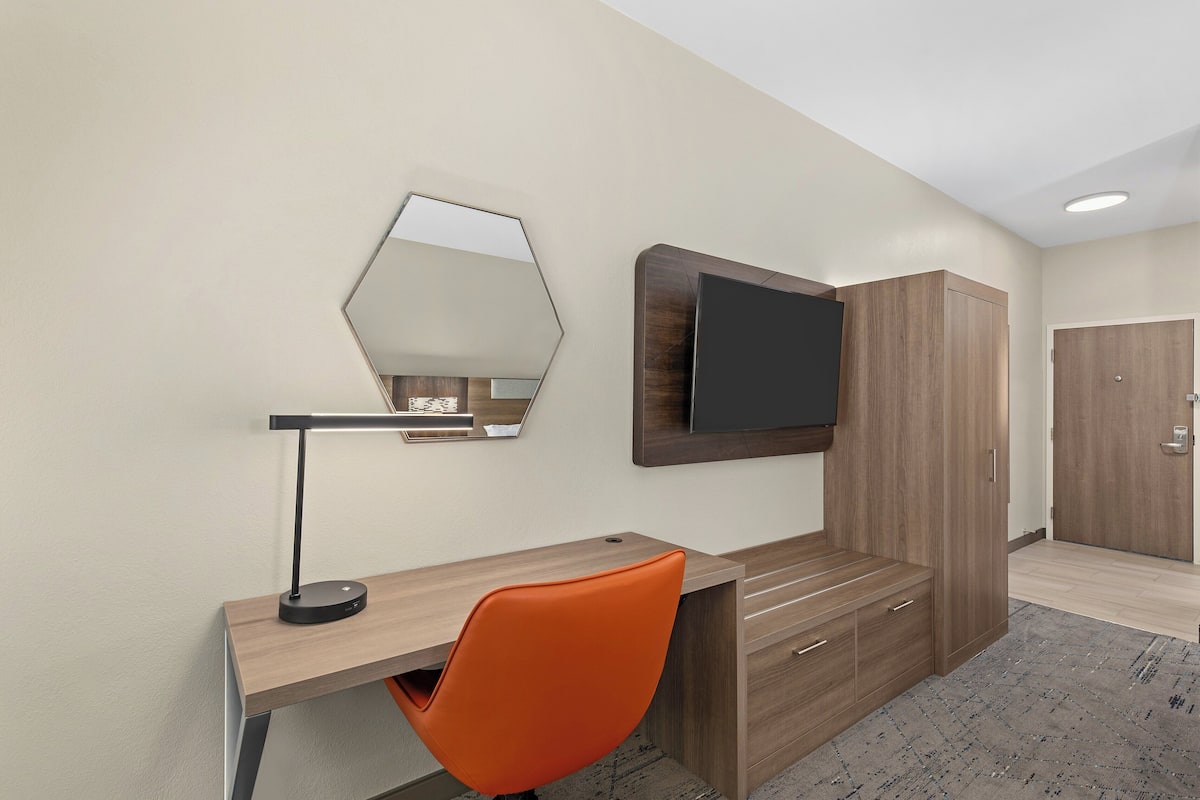 Hypo-allergenic bedding, in-room safe, desk, laptop workspace
