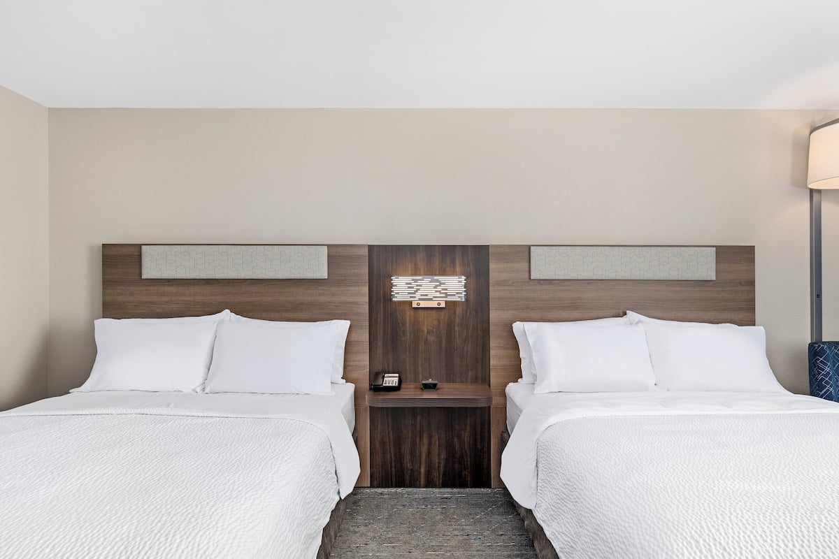 Standard Room | Hypo-allergenic bedding, in-room safe, desk, laptop workspace