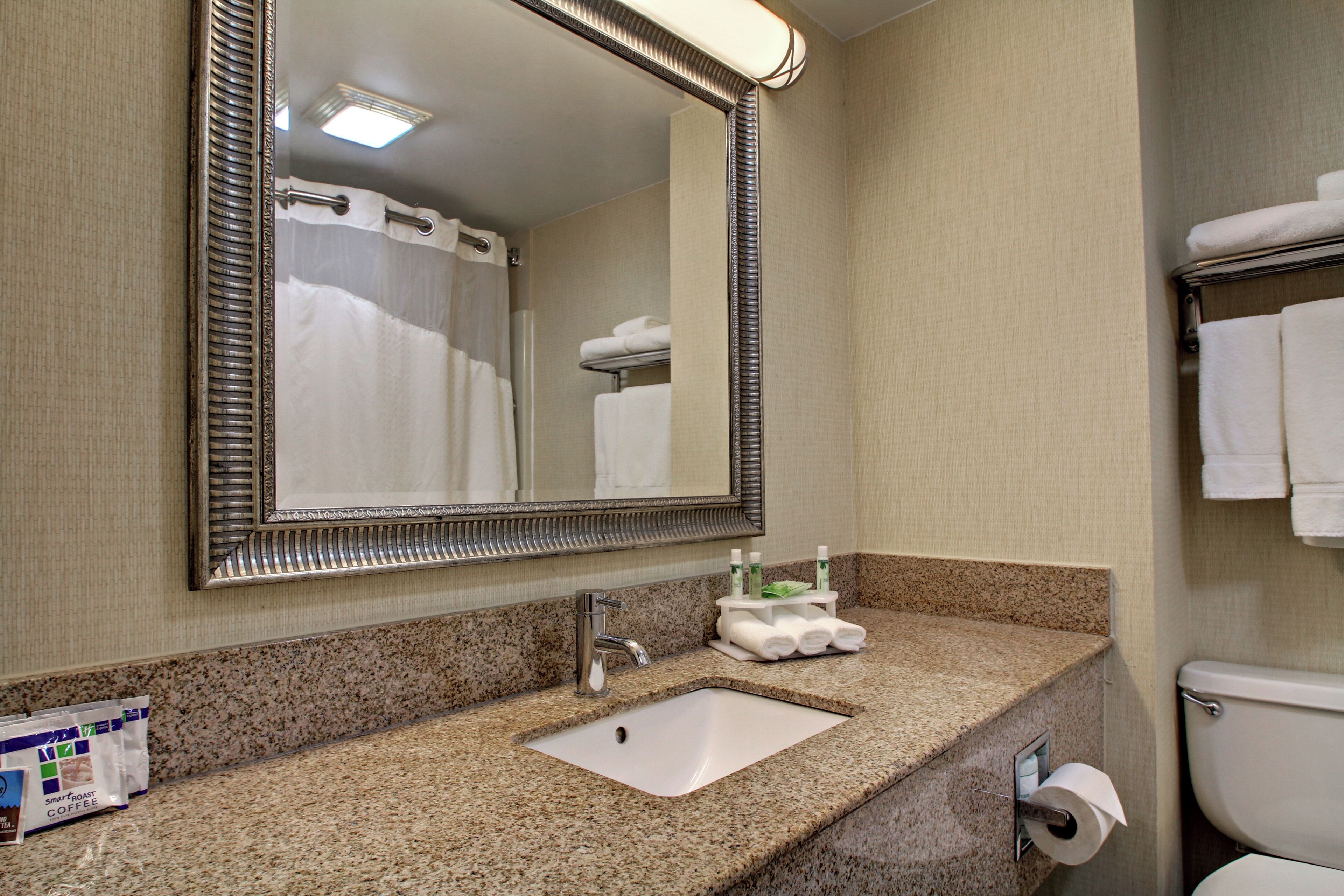 combined shower/bathtub, hair dryer, towels