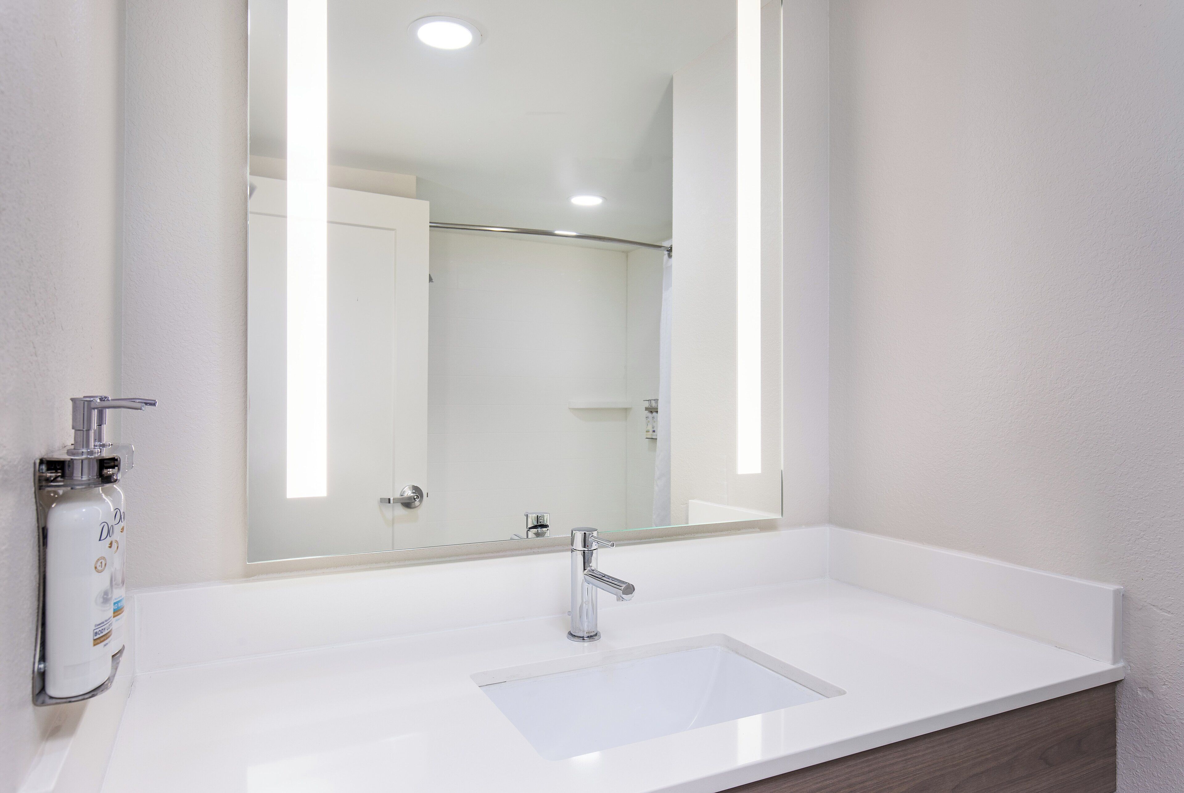 combined shower/bathtub, hair dryer, towels