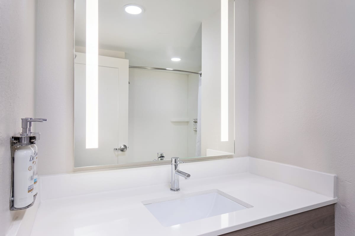 combined shower/bathtub, hair dryer, towels