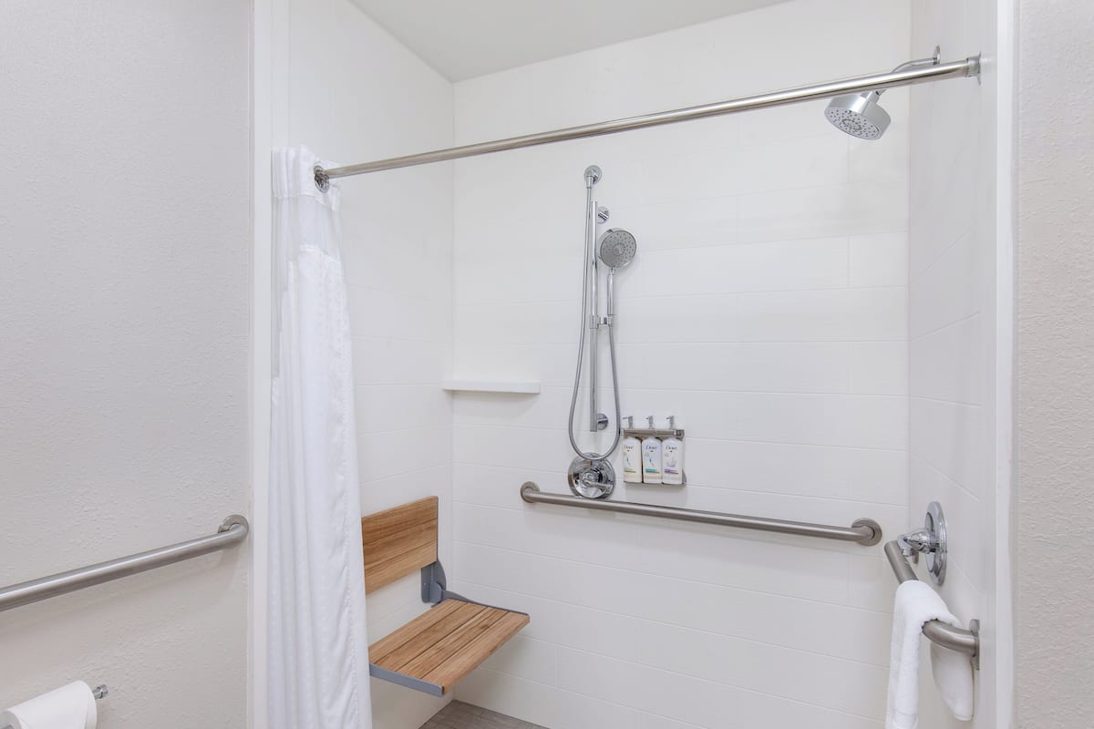 Standard Room, 1 King Bed (Communications, Mobility) | Bathroom | Combined shower/tub, hair dryer, towels