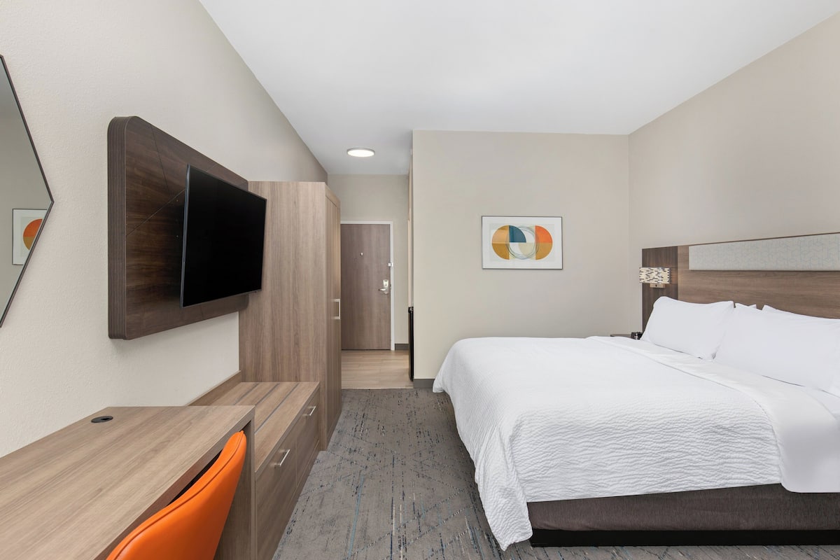 Hypo-allergenic bedding, in-room safe, desk, laptop workspace