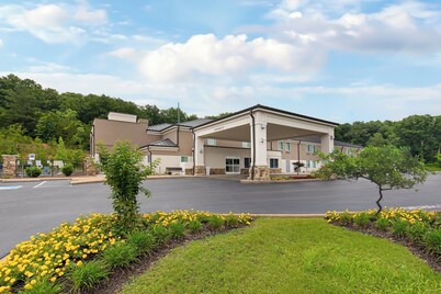 Holiday Inn Express Hurricane by IHG