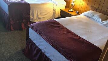 Een bureau, een laptopwerkplek, beddengoed, een wekker