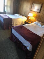 Escritorio, espacio para trabajar con laptop y ropa de cama 