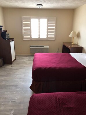 Escritorio, espacio para trabajar con un portátil, ropa de cama