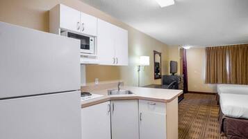 Studio, 2 Double Beds, Non Smoking | Private kitchen | Fridge, microwave, stovetop, coffee/tea maker
