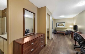 Deluxe Studio, 1 Queen Bed with Sofa bed, Non Smoking | Pillowtop beds, desk, laptop workspace, blackout drapes - Extended Stay America Suites Cleveland Great Northern Mall (North Olmsted)