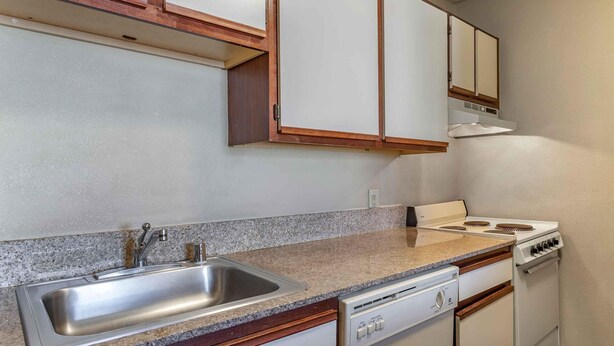 Cafeteira/chaleira, geladeira grande, micro-ondas, cooktop