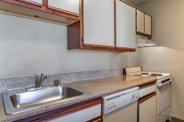 Coffee/tea maker, full-size fridge, microwave, stovetop