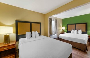 Estúdio, 2 camas Queen, para não fumantes | Camas com colchões pillow-top, escrivaninha
