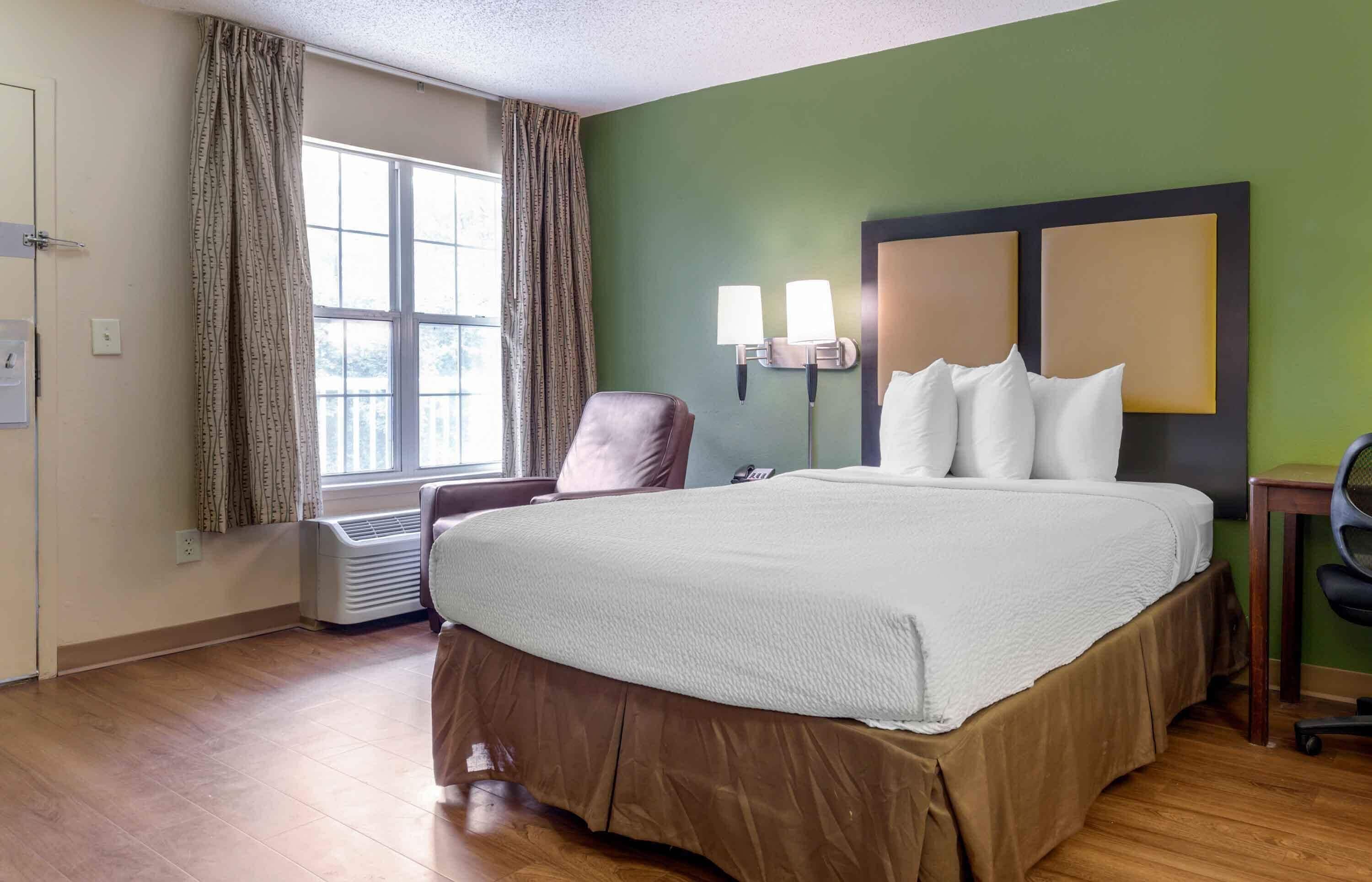 Studio, 1 Queen Bed, Non Smoking | Desk, iron/ironing board, free WiFi, bed sheets