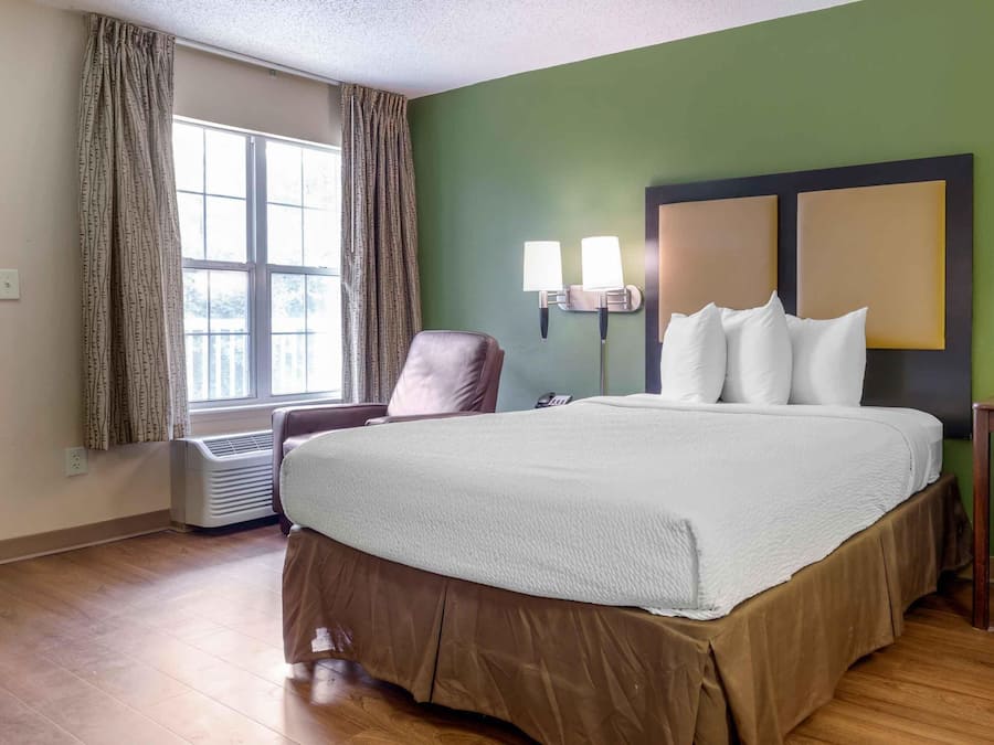 Studio, 1 Queen Bed, Non Smoking | Desk, iron/ironing board, free WiFi, bed sheets