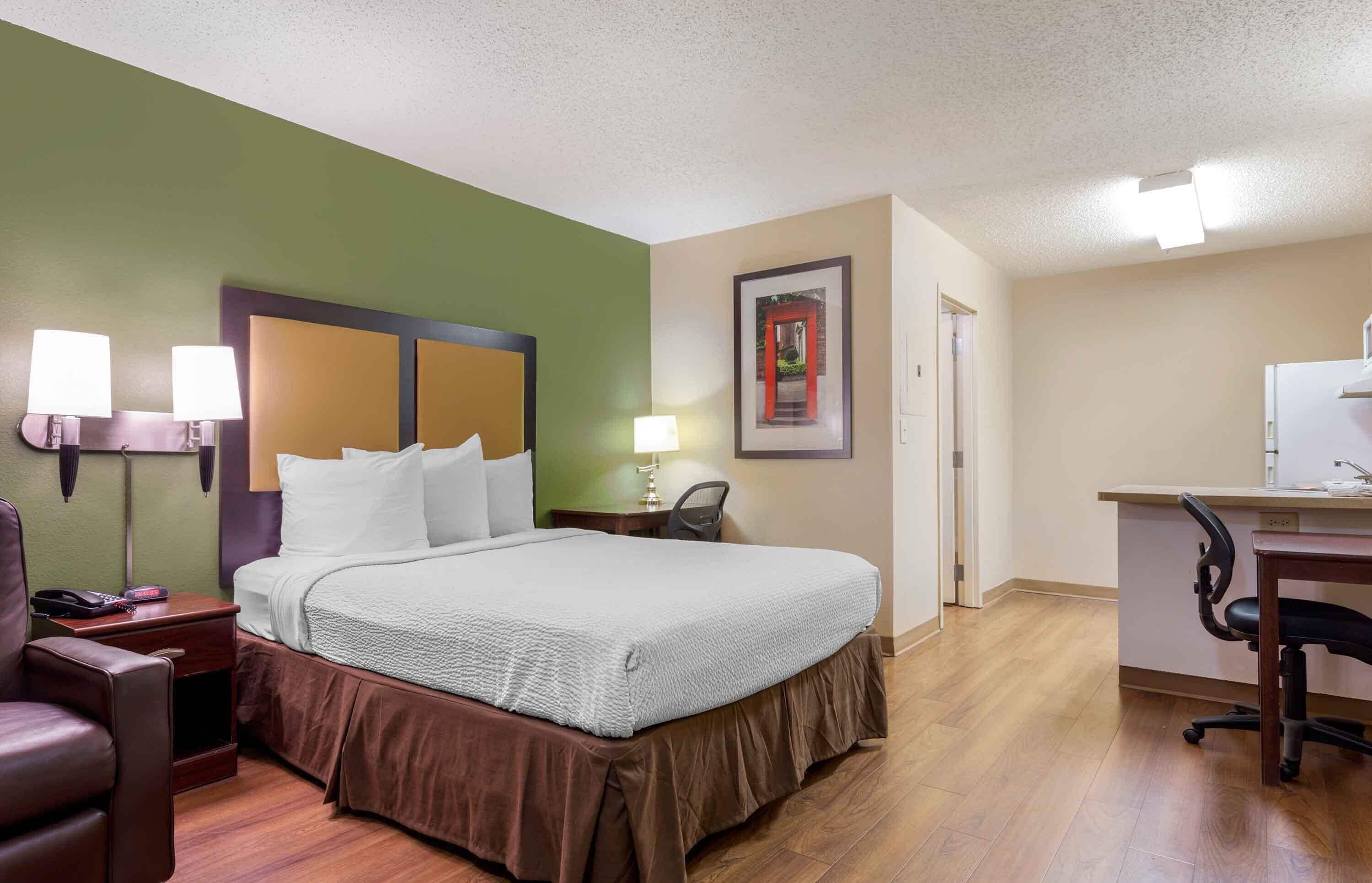 Studio, 1 Queen Bed, Non Smoking | Desk, iron/ironing board, free WiFi, bed sheets